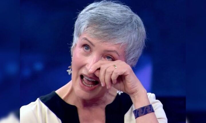 Sônia Bridi chora ao receber declaração e surpresa do marido em programa de TV