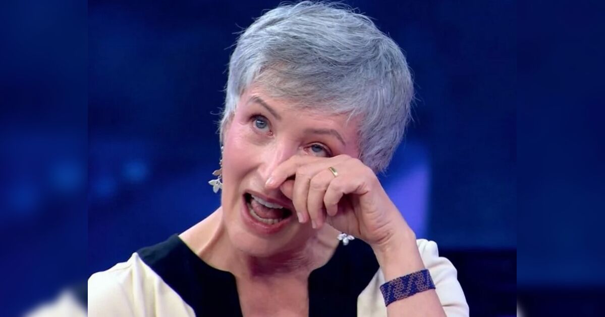 Sônia Bridi chora ao receber declaração e surpresa do marido em programa de TV