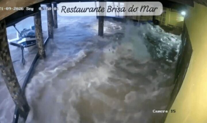 Onda gigante invade comércios e arrasta barcos após tsunami meteorológico em SC