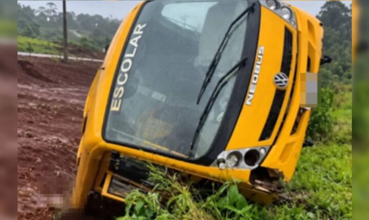Mistério em Faxinal: ônibus escolar é encontrado dentro de vala na PR-272
