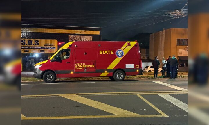 Homem sofre ferimentos após colisão entre moto e carro na Av. Brasil em Apucarana