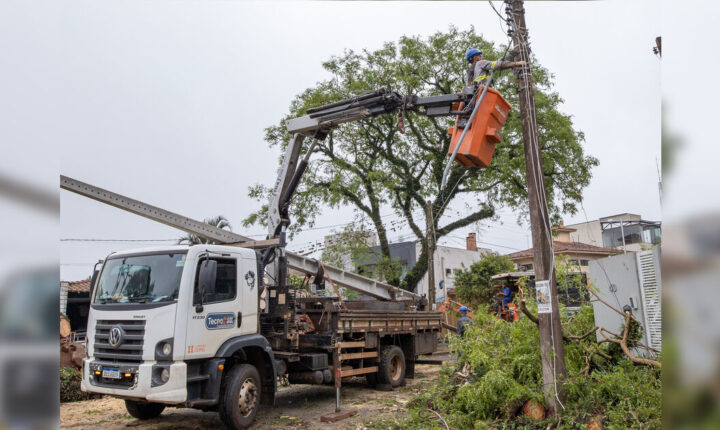 Copel restabelece energia em mais de 90% dos imóveis atingidos por temporal em Apucarana