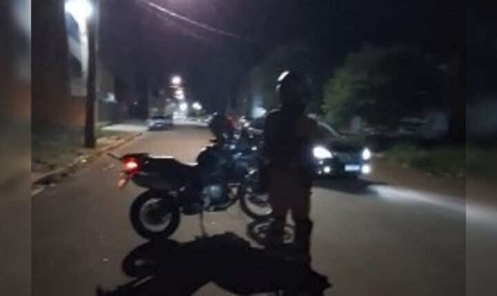 Suspeito de fazer delivery de drogas em Apucarana é preso pela Rocam com moto irregular