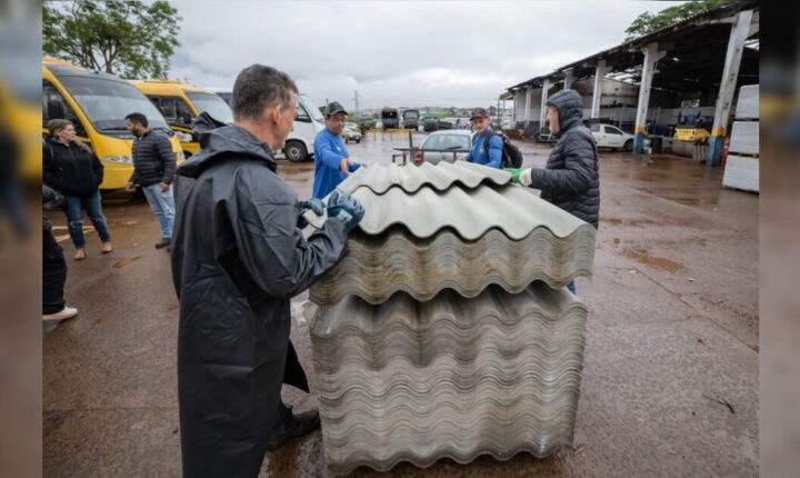 Prefeitura de Apucarana retoma distribuição de telhas para vítimas de temporal