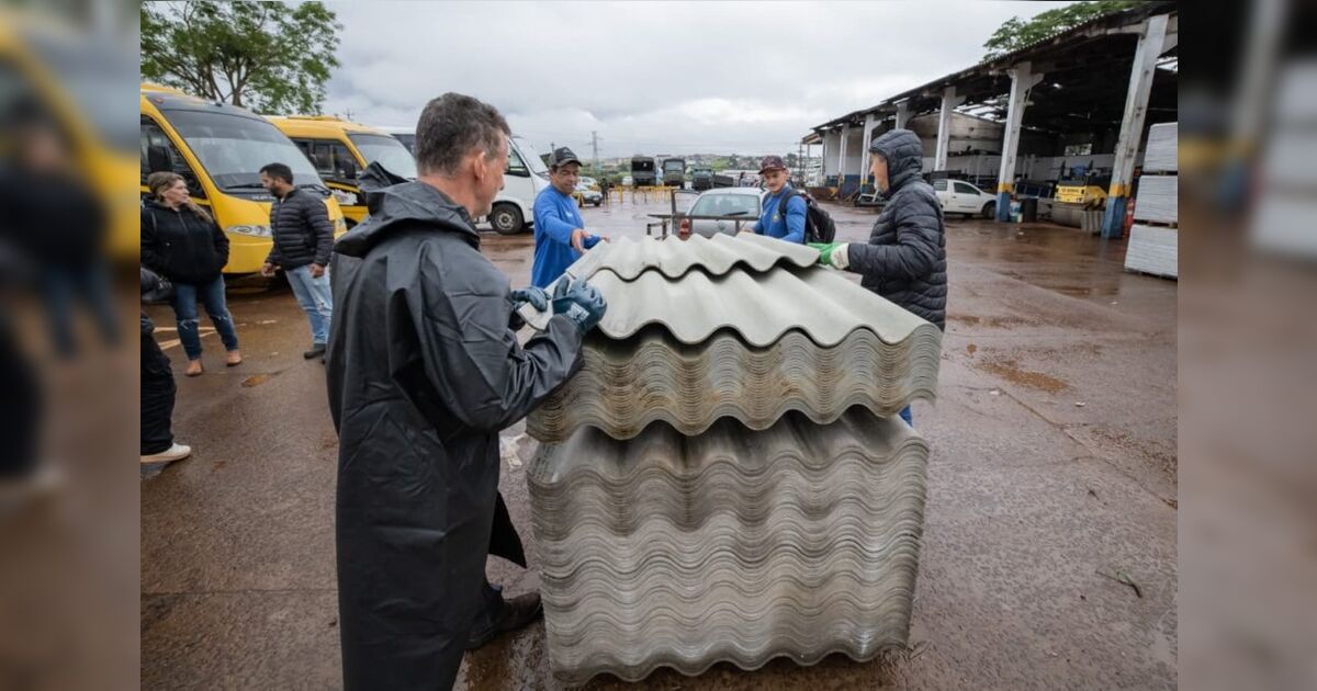 Prefeitura de Apucarana retoma distribuição de telhas para vítimas de temporal