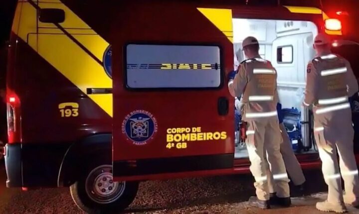 Acidente na madrugada deixa três pessoas feridas em Ivaiporã após colisão contra poste