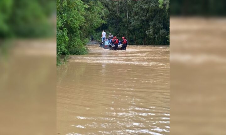 Família fica ilhada no teto de carro ao tentar cruzar estrada alagada no Paraná