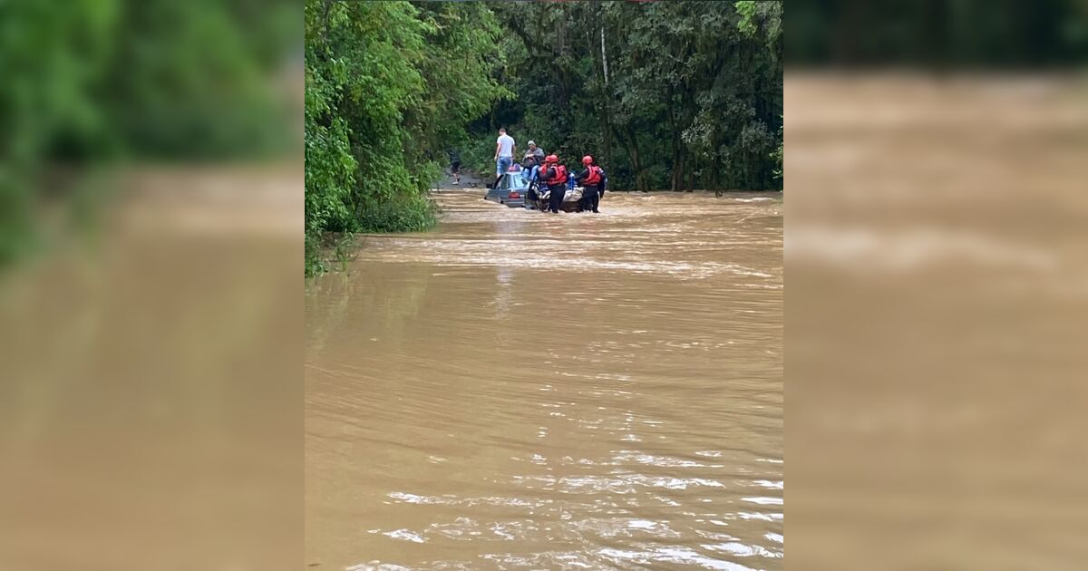 Família fica ilhada no teto de carro ao tentar cruzar estrada alagada no Paraná