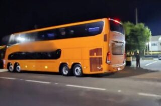 Quadrilha rende motorista, desvia rota de ônibus na PR-317 e assalta 22 passageiros em Floresta