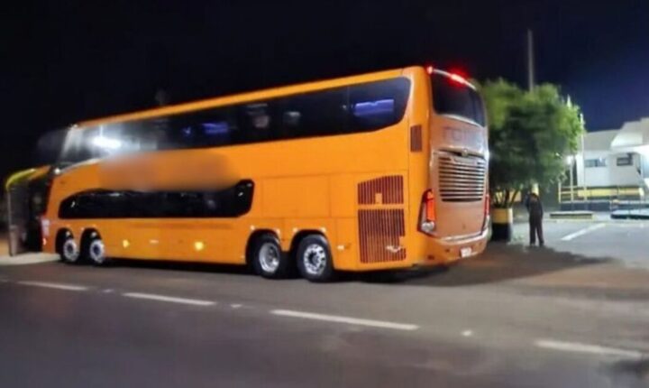 Quadrilha rende motorista, desvia rota de ônibus na PR-317 e assalta 22 passageiros em Floresta