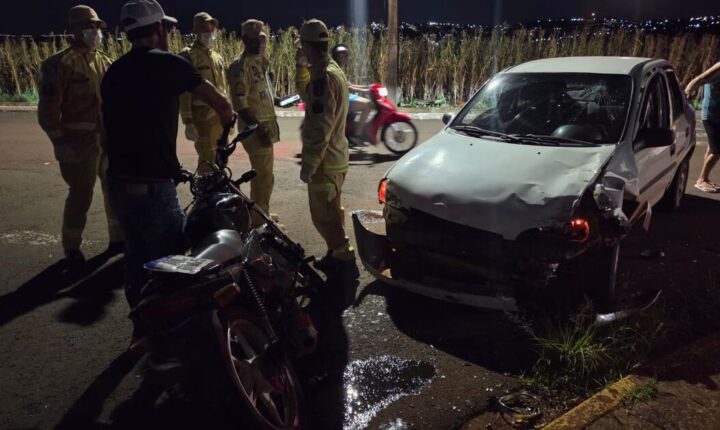 Acidente entre carro e moto deixa feridos e provoca princípio de tumulto em Apucarana