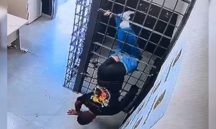 Homem foge de delegacia em Florianópolis após passar entre barras de cela