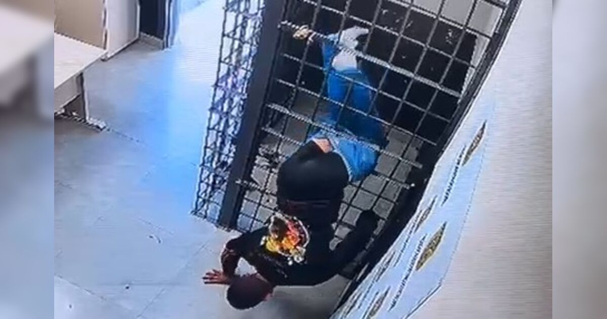 Homem foge de delegacia em Florianópolis após passar entre barras de cela