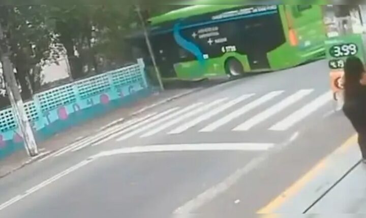 Ônibus desgovernado atinge carros e bate contra muro de escola na Zona Sul de São Paulo