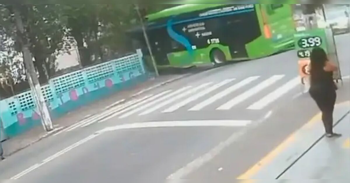 Ônibus desgovernado atinge carros e bate contra muro de escola na Zona Sul de São Paulo