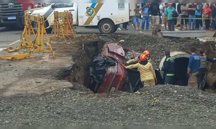 Motorista morre após carro cair em obra de drenagem no Paraná