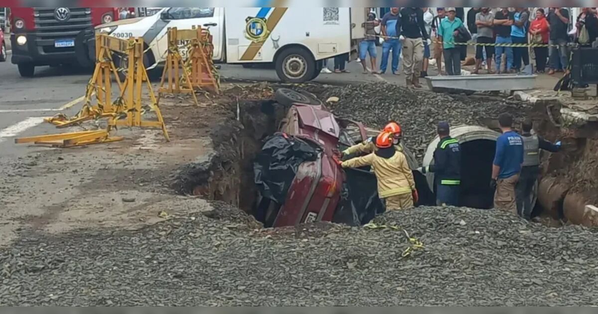Motorista morre após carro cair em obra de drenagem no Paraná