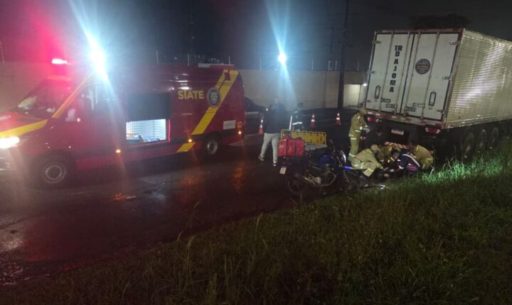Entregador fica ferido em colisão com carro em Apucarana; condutor foge do local
