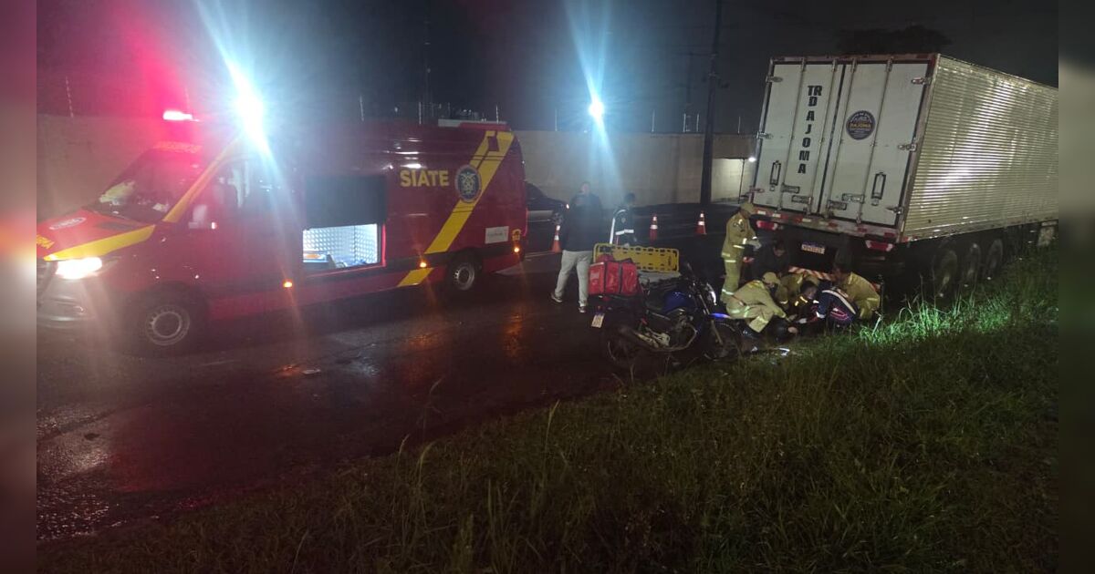 Entregador fica ferido em colisão com carro em Apucarana; condutor foge do local