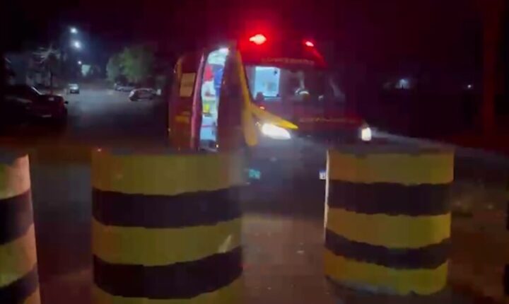 Motoboy fica ferido após colidir moto contra barreira de concreto em área isolada por obras