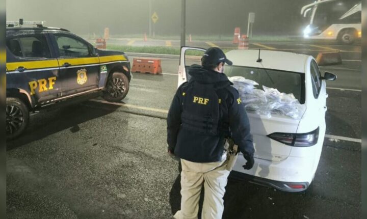 Adolescente perde o controle de carro e é apreendido com 31 kg de haxixe na BR-277