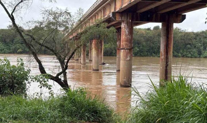 Rio Ivaí volta a baixar após subir 6 metros na sexta-feira; veja situação