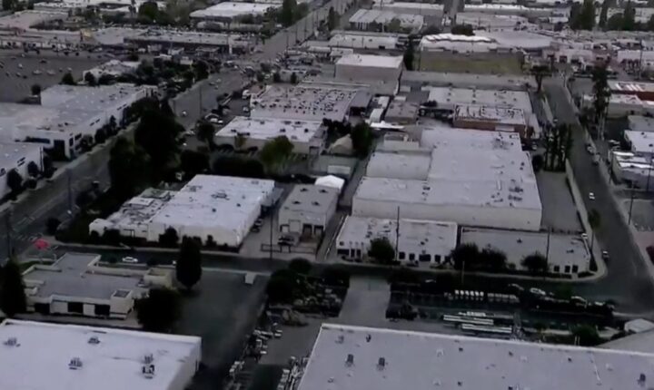 Helicóptero de TV cai enquanto cobria acidente fatal em Los Angeles