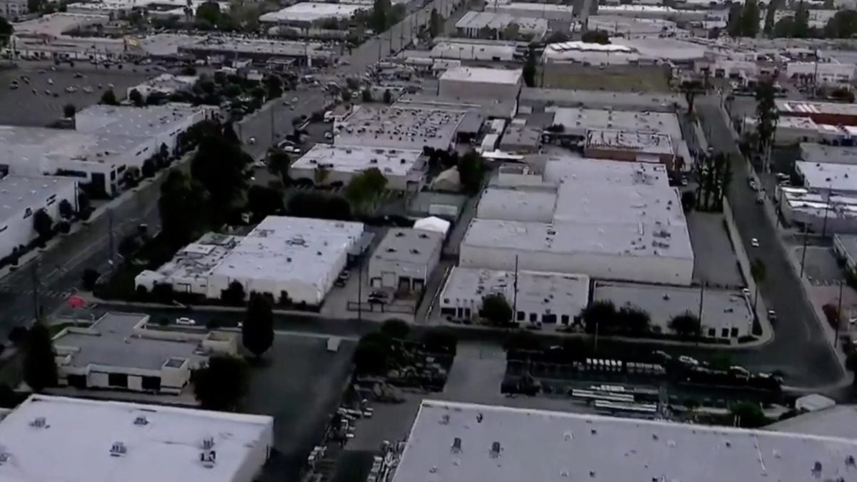 Helicóptero de TV cai enquanto cobria acidente fatal em Los Angeles
