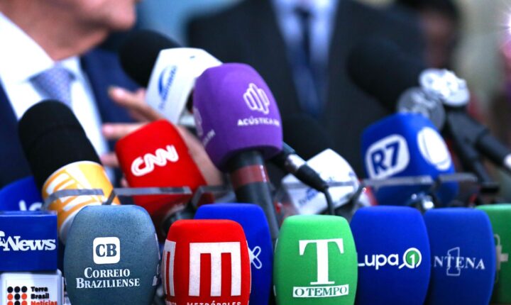 Estudo aponta que assédio e sobrecarga de trabalho afetam a saúde mental de jornalistas