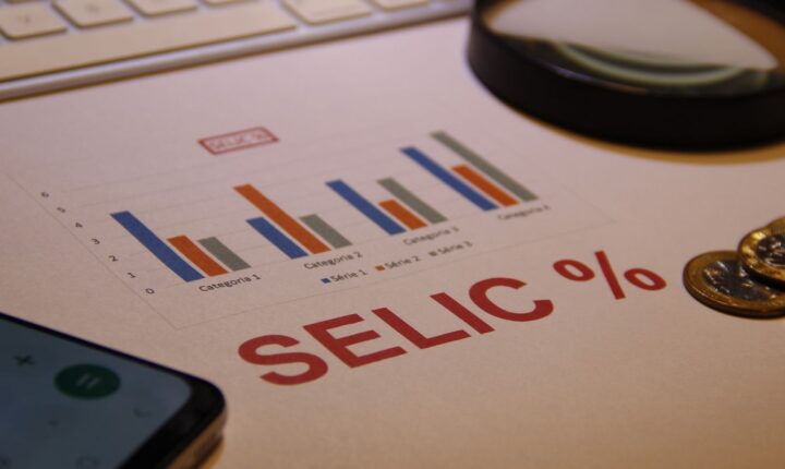 Mercado reduz projeção da Selic para 13,50% e eleva estimativa da inflação