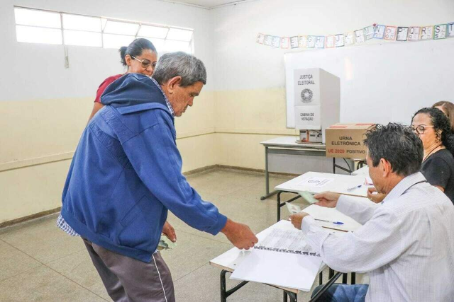 Eleitor com dificuldade de locomoção pode pedir transporte até local de votação