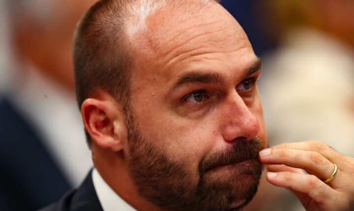 Ministério da Justiça demite Eduardo Bolsonaro de cargo na Polícia Federal