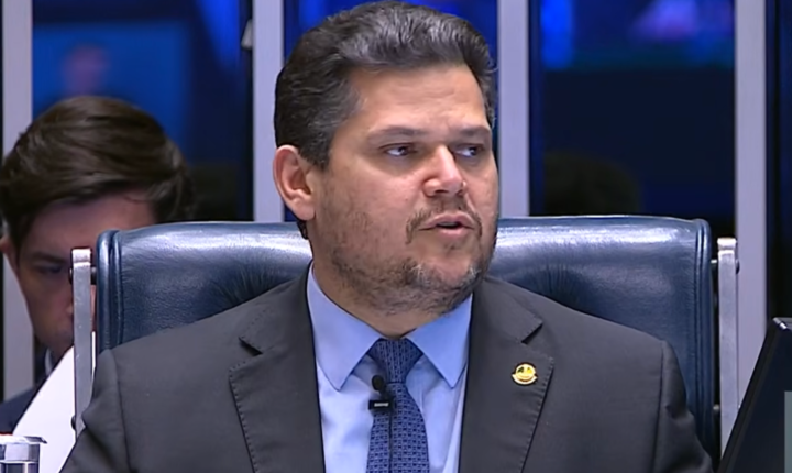 Mensagens não indicam ilegalidade alguma, diz Alcolumbre