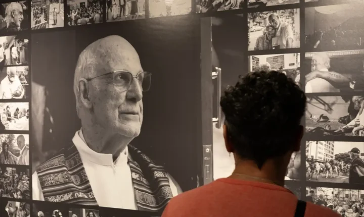 Exposição em São Paulo homenageia o padre Júlio Lancellotti e a população em situação de rua