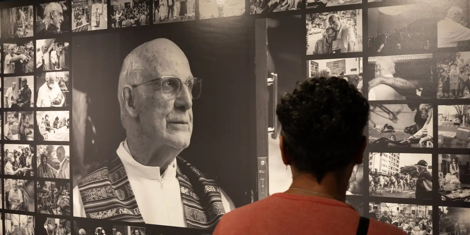 Exposição em São Paulo homenageia o padre Júlio Lancellotti e a população em situação de rua
