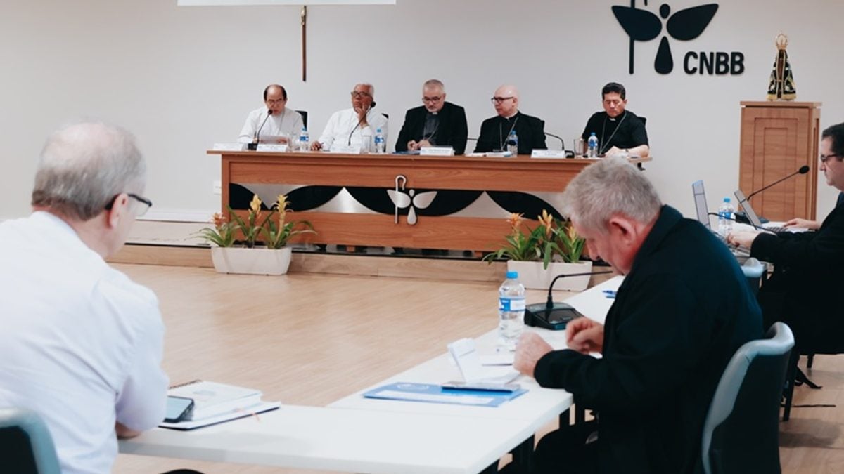 Bispos católicos criticam fala de Flávio sobre fake news de padroeira