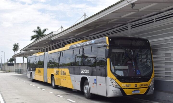 Passageiro é morto a tiros dentro de ônibus do BRT no RJ