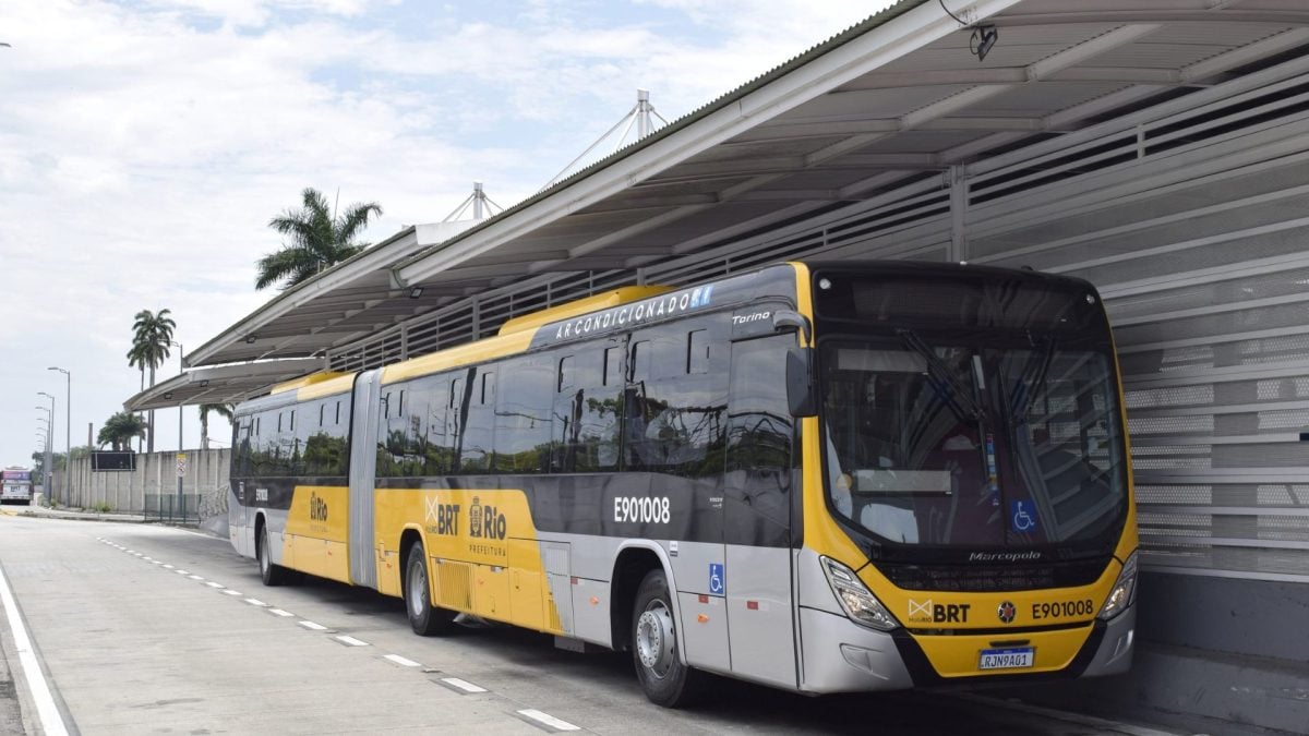 Passageiro é morto a tiros dentro de ônibus do BRT no RJ
