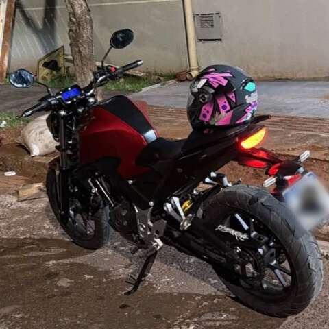 Ao parar para conferir endereço, entregador é rendido e perde moto em Campo Grande
