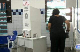 Eleitores com deficiência ou mobilidade reduzida podem solicitar transporte gratuito para votar; prazo encerra nesta segunda-feira