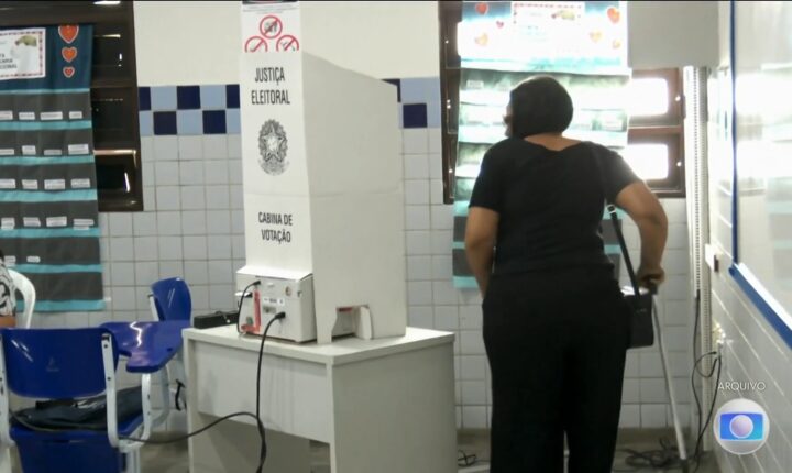 Eleitores com deficiência ou mobilidade reduzida podem solicitar transporte gratuito para votar; prazo encerra nesta segunda-feira