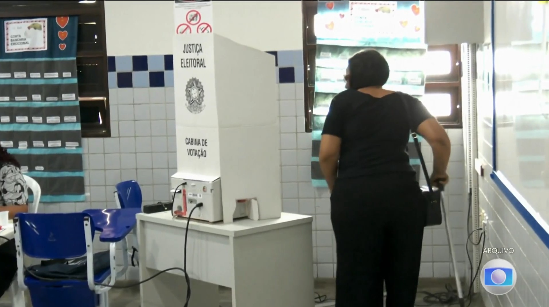 Eleitores com deficiência ou mobilidade reduzida podem solicitar transporte gratuito para votar; prazo encerra nesta segunda-feira