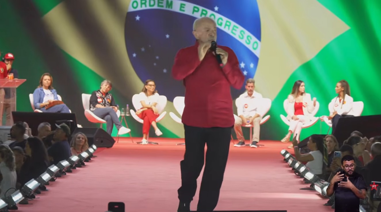 ‘De dia mostra a bandeira nacional e de noite vai ficar de quatro para os EUA’, diz Lula sobre Eduardo e Flávio Bolsonaro