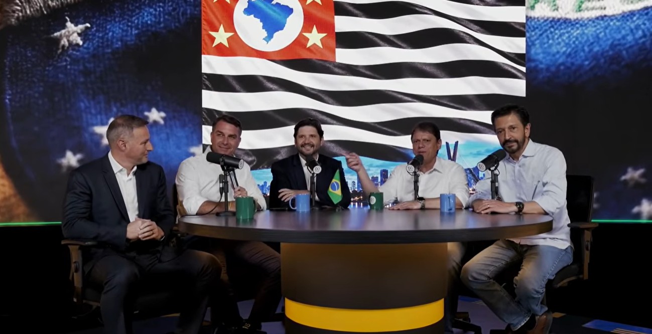 Flávio Bolsonaro reúne aliados em ‘superlive’ dias após campanha de Lula pedir suspensão de sua TV Celular no TSE