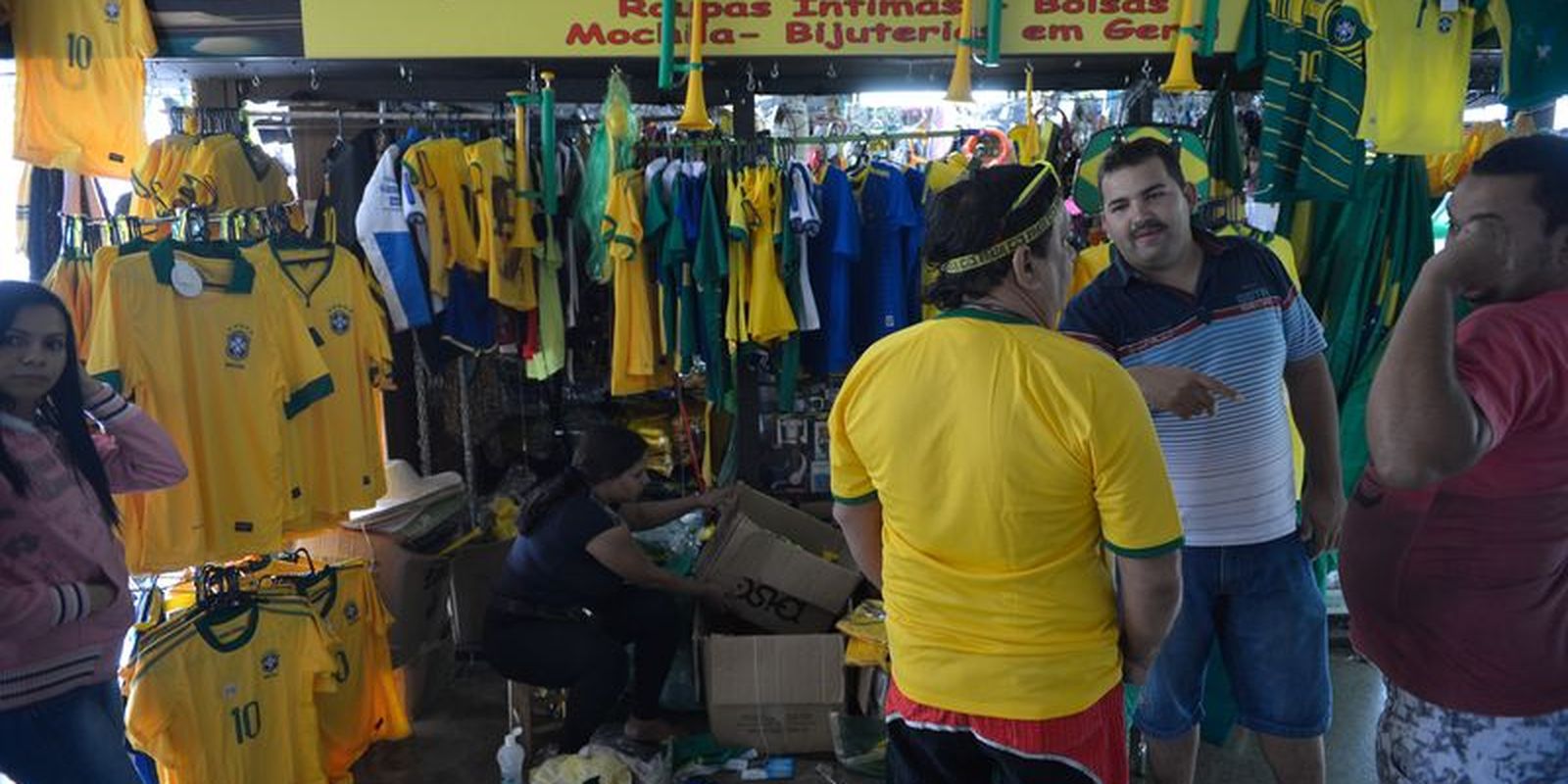 Vendas no comércio recuam 0,8% em julho pressionadas por efeito da Copa do Mundo