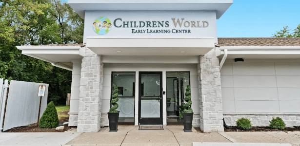 Bebê de 2 anos leva arma carregada a creche e pai policial é preso nos Estados Unidos