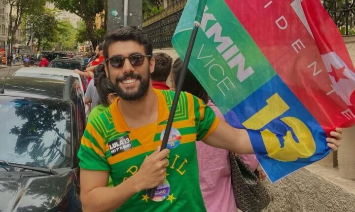 Campanha de Flávio liga fake news da padroeira a criador de Dilma Bolada