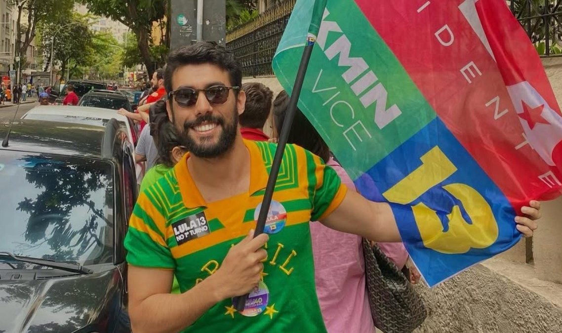 Campanha de Flávio liga fake news da padroeira a criador de Dilma Bolada