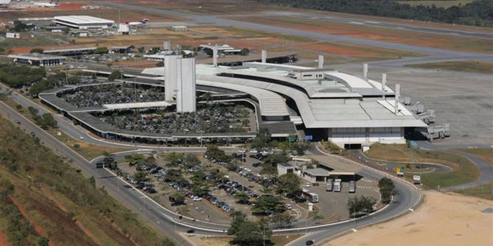 Aeroporto de Confins suspende pousos e decolagens em razão de falha na pista