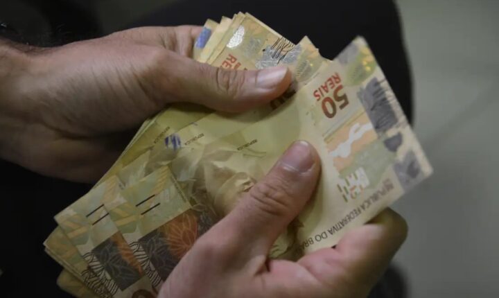Quase 9 milhões de brasileiros possuem dívidas negativadas em bancos e fintechs simultaneamente